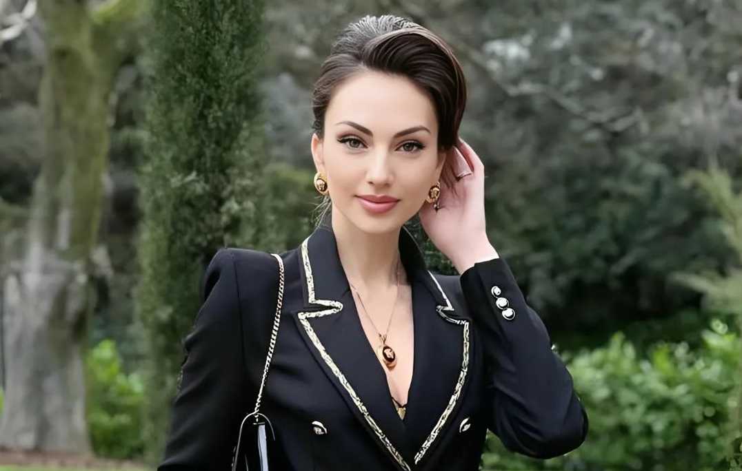 Unveiling the Allure: Amateur Model in Foreign Beauty Photos Issue 119