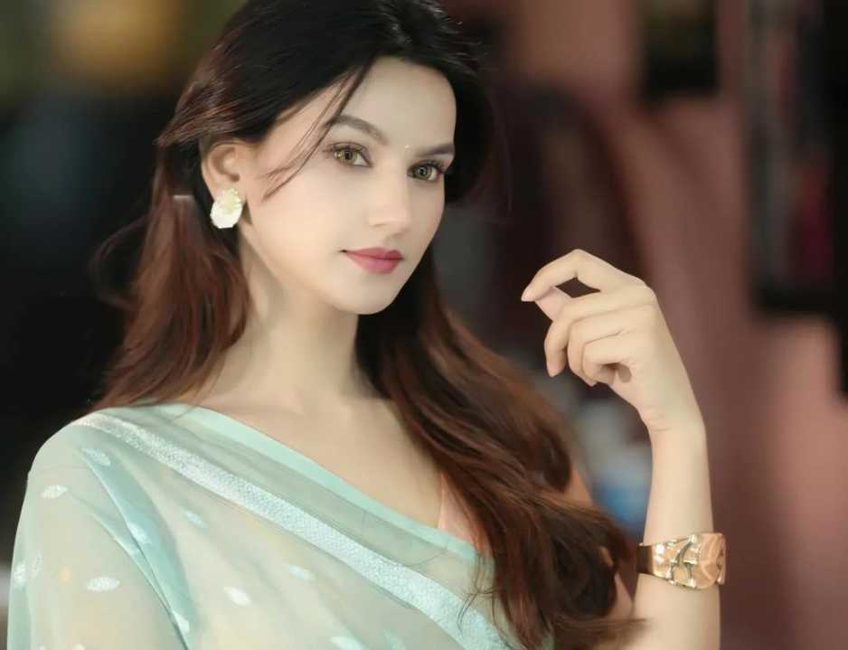 Amateur Model's Alluring Photos 135